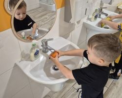 dzieci podczas ochodów dnia owoców i warzyw