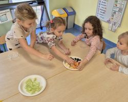 dzieci podczas ochodów dnia owoców i warzyw