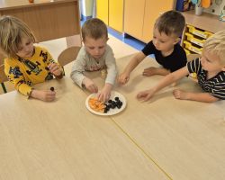 dzieci podczas ochodów dnia owoców i warzyw