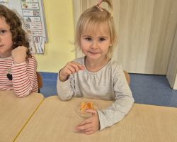 dzieci podczas ochodów dnia owoców i warzyw