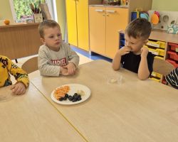 dzieci podczas ochodów dnia owoców i warzyw