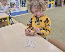 dzieci podczas ochodów dnia owoców i warzyw