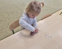 dzieci podczas ochodów dnia owoców i warzyw