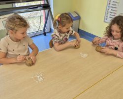 dzieci podczas ochodów dnia owoców i warzyw