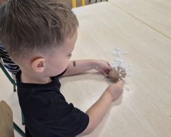 dzieci podczas ochodów dnia owoców i warzyw