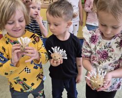 dzieci podczas ochodów dnia owoców i warzyw