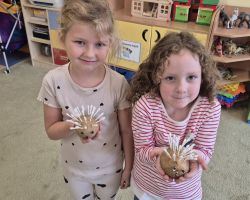 dzieci podczas ochodów dnia owoców i warzyw