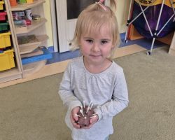 dzieci podczas ochodów dnia owoców i warzyw