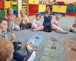 dzieci podczas akcji sprzątania świata