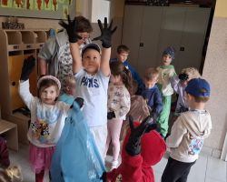 dzieci podczas akcji sprzątania świata