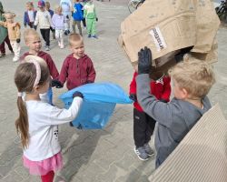 dzieci podczas akcji sprzątania świata