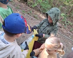 dzieci podczas akcji sprzątania świata