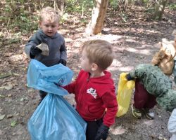 dzieci podczas akcji sprzątania świata