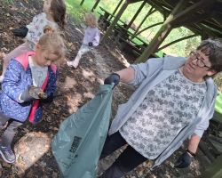 dzieci podczas akcji sprzątania świata