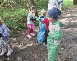 dzieci podczas akcji sprzątania świata