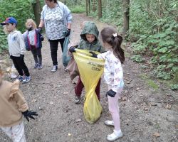 dzieci podczas akcji sprzątania świata