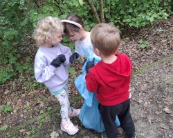 dzieci podczas akcji sprzątania świata