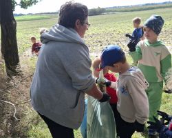 dzieci podczas akcji sprzątania świata