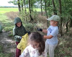 dzieci podczas akcji sprzątania świata