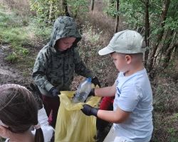 dzieci podczas akcji sprzątania świata