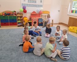 dzieci podczas ochodów dnia przedszkolaka