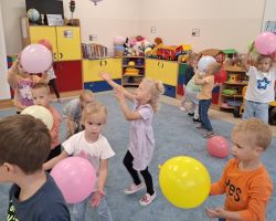 dzieci podczas ochodów dnia przedszkolaka