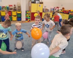 dzieci podczas ochodów dnia przedszkolaka