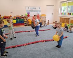 dzieci podczas ochodów dnia przedszkolaka