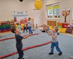 dzieci podczas ochodów dnia przedszkolaka