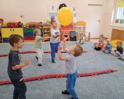 dzieci podczas ochodów dnia przedszkolaka