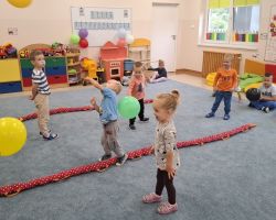 dzieci podczas ochodów dnia przedszkolaka