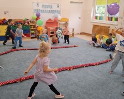 dzieci podczas ochodów dnia przedszkolaka