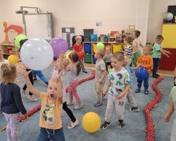 dzieci podczas ochodów dnia przedszkolaka