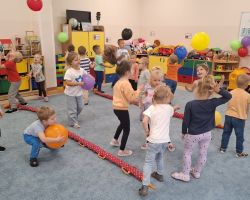 dzieci podczas ochodów dnia przedszkolaka