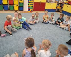 dzieci podczas ochodów dnia przedszkolaka