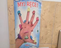 dzieci uczą się techniki mycia rąk