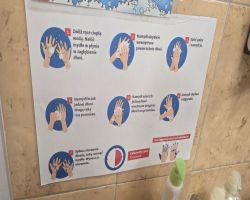 dzieci uczą się techniki mycia rąk
