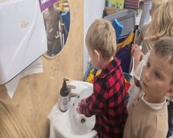 dzieci uczą się techniki mycia rąk
