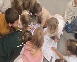 dzieci uczą się techniki mycia rąk