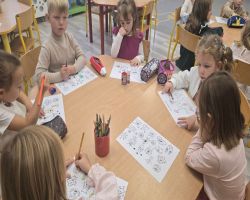 dzieci uczą się techniki mycia rąk