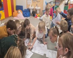 dzieci uczą się techniki mycia rąk