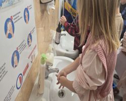 dzieci uczą się techniki mycia rąk