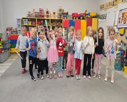 dzieci poznają różne gatunki drzew podczas zajęć