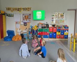 dzieci poznają różne gatunki drzew podczas zajęć