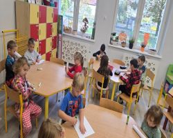 dzieci poznają różne gatunki drzew podczas zajęć