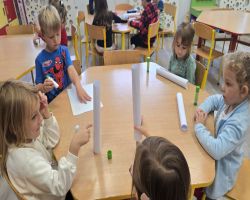 dzieci poznają różne gatunki drzew podczas zajęć