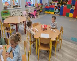 dzieci poznają różne gatunki drzew podczas zajęć