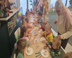 dzieci bawią się w sali zabaw