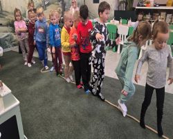 dzieci bawią się w sali zabaw