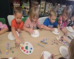 dzieci bawią się w sali zabaw